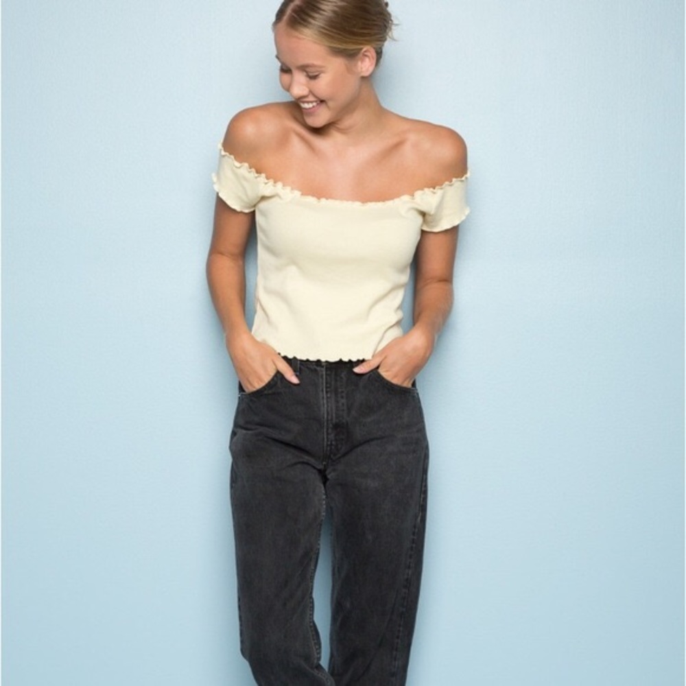 BRANDY MELVILLE OFF THE SHOULDER TOP